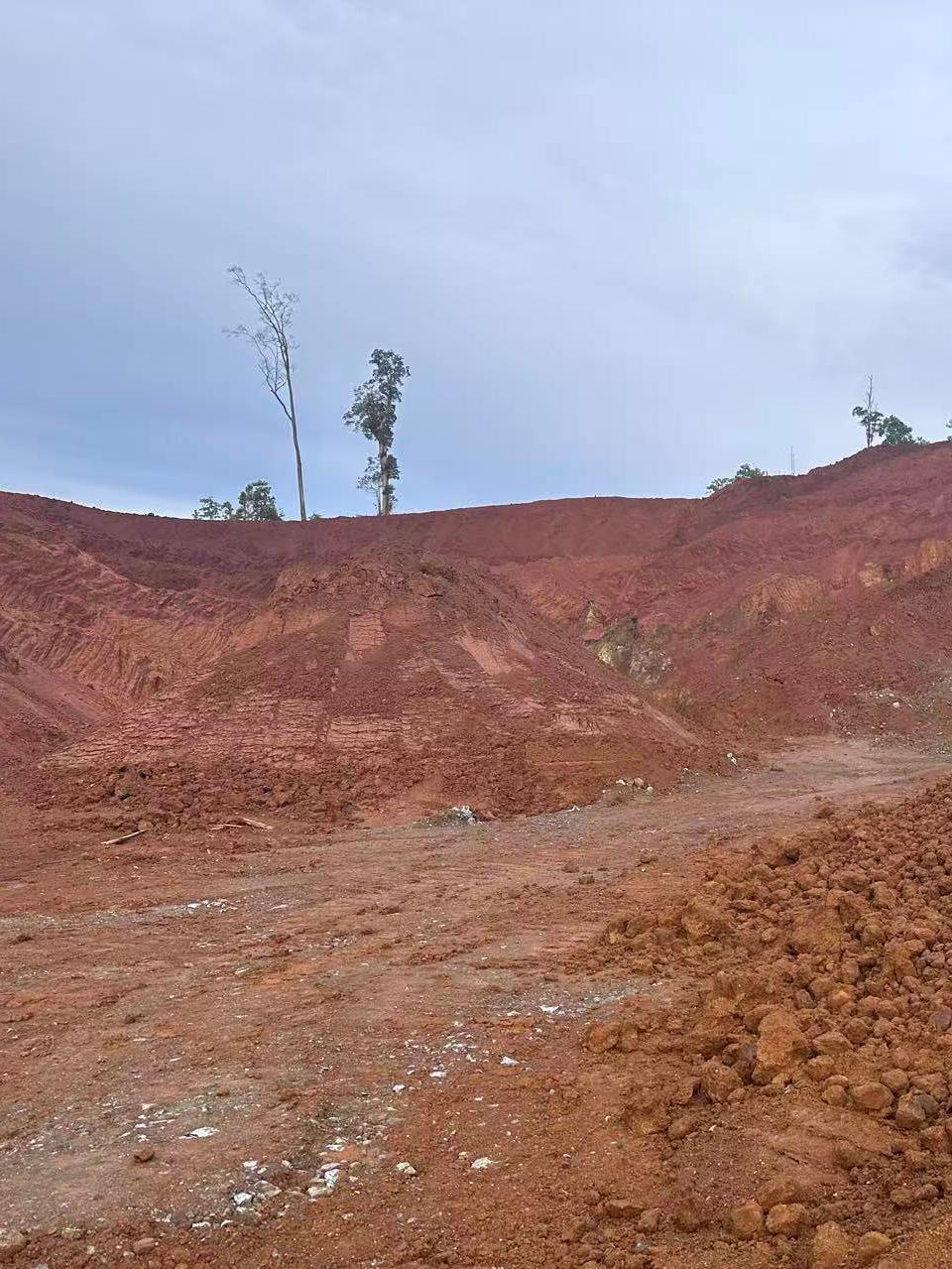 Bentang area tambang laterit yang sedang dikerjakan